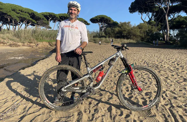 Biker con la mountain bike nella zona di Piombino e Baratti