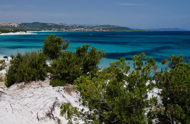 La costa e le dune di Capo Comino in Sardegna